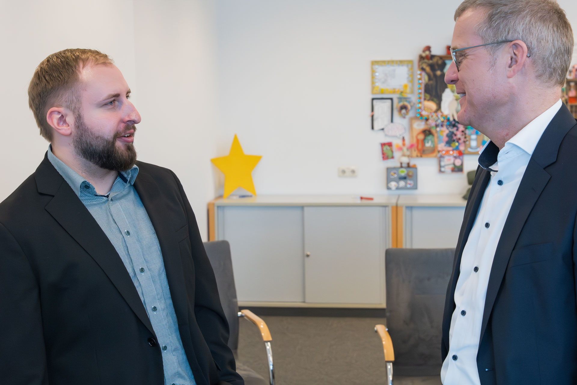 Zwei Männer im Gespräch